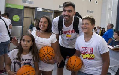 Autógrafos en abundancia en la llegada de la selección española de baloncesto