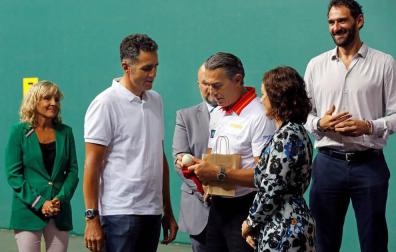 Induráin, anfitrión de la selección española en el Navarra Arena de Pamplona