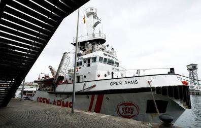La Guardia Costera italiana evacúa a dos mujeres embarazadas del Open Arms.