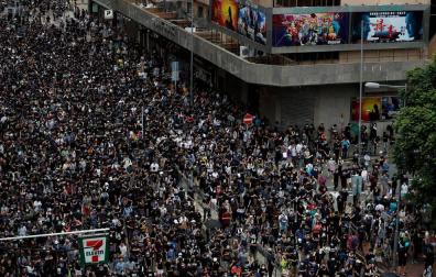 Miles de personas marchan en Hong Kong al grito de "revolución"