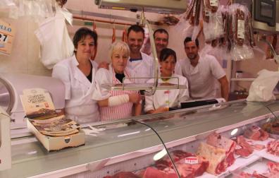 Los empleados de la carnicería Javier después del susto que les produjo el manso al entrar en la tienda.