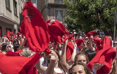 Pañuelos al aire para saludar a la corporación una vez alcanzada la casa consistorial.
