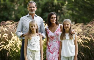 Los reyes y sus hijas vuelven a protagonizar en Marivent el posado de verano