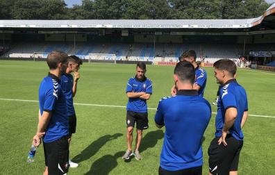 Los jugadores de Osasuna, sobre el césped del De Graafschap en Doetinchem.