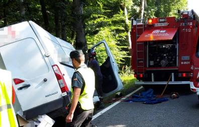 Agentes de la Guardia Civil y personal de Bomberos de Navarra en el lugar del accidente.