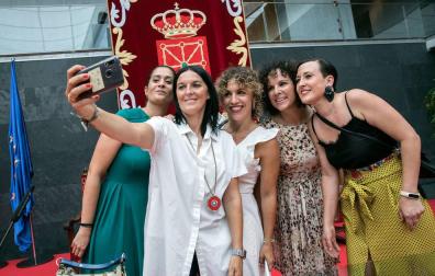 Familia y amigas entre más de 200 invitados en la investidura de María Chivite