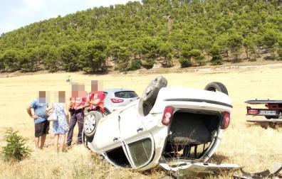 Agentes de la Policía Foral, junto al coche accidentado.