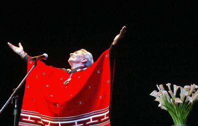 Chavela Vargas durante un concierto en Buenos Aires en 2004.