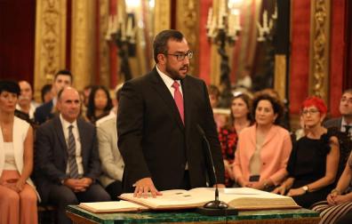 El vicepresidente Remírez promete su cargo.