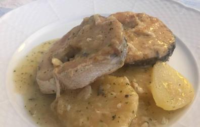 Merluza en salsa y patatas