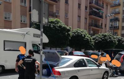 El trabajador de la empresa de limpieza dialoga con un policía municipal de Ansoáin.