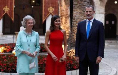 Los Reyes ofrecieron la tradicional recepción que cada verano congrega a representantes de la sociedad balear