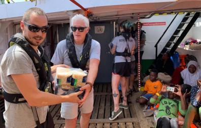 Richard Gere lleva víveres al barco de Open Arms con 121 inmigrantes