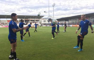 Los jugadores de Osasuna calientan antes del encuentro frente a la Real Sociedad en Irún.