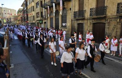 Txistularis en la subida de la corporación tafallesa hacia Santa María.
