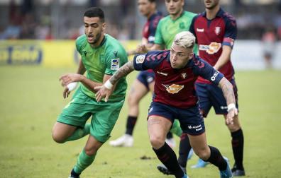 El navarro Mikel Merino pugna por el balón con el rojillo Brandon, el pasado viernes en Irún. Osasuna cayó 2-0 frente a la Real Sociedad.