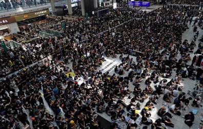 El aeropuerto de Hong Kong cancela todos los vuelos por las protestas