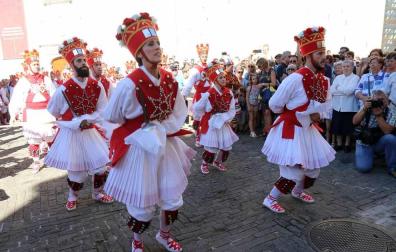 El Casco Antiguo de Pamplona se despide de las fiestas de San Fermín de Aldapa con la procesión y la salida de la Comparsa y dantzaris