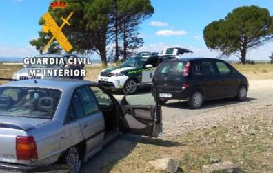 Una colisión entre dos vehículos provoca la salida de vía de uno de ellos en la N-121