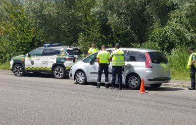 Agentes de policía realizan un control de circulación.