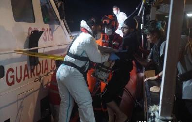 Otros cuatro migrantes son evacuados del Open Arms