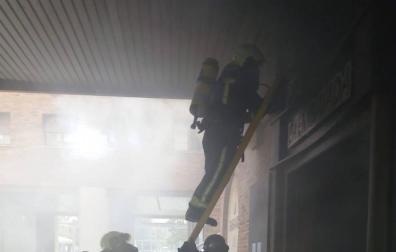Bomberos actúan en el bar La Embajada.