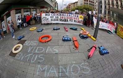 Una concentración en Pamplona exige el desembarco del Open Arms y el Ocean Viking