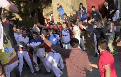 Todas las fotos de la cogida del callejón del tercer encierro de fiestas de Tafalla, en Diario de Navarra