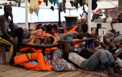 España ofrece puerto 17 días después al Open Arms, que insiste en ir a Italia