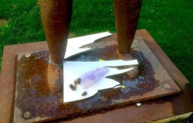Rompen de nuevo la placa de la escultura 'Gogoan' en Pamplona y colocan excrementos sobre los restos
