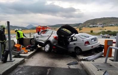 Dos coches colisionaron en el peaje de Zuasti. Un coche francés, cuya conductora fue trasladada al hospital (su marido resultó ileso) fue embestido por detrás por otro turismo. Su conductor afirmó que el acelerador se le quedó agarrotado y no pudo evitar el choque.