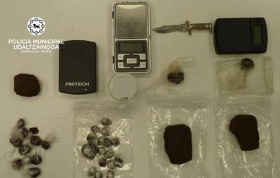 Tres detenidos en una bajera de Pamplona, dos de ellos menores, por tráfico de drogas