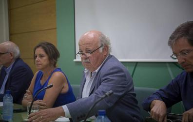 El consejero de Salud y Familias, Jesús Aguirre, durante una rueda de prensa.