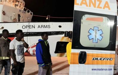 Algunos de los inmigrantes del Open Arms, tras su llegada  a Lampedusa.