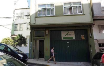 Sacan tonelada y media de basura de la casa del bebé maltratado en Lugo