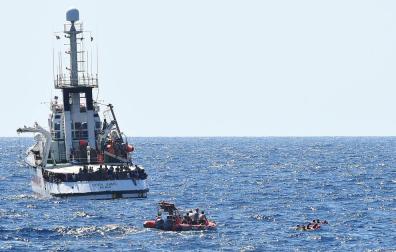 La fiscalía italiana ordena incautar el Open Arms y el desembarco de migrantes