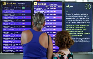 Panel informativo por las huelgas en el aeropuerto de El Prat.