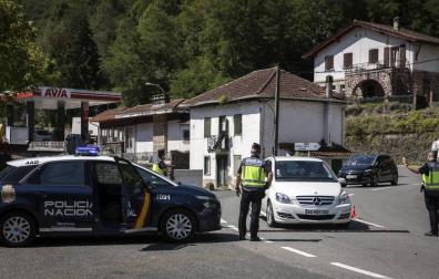 Tres agentes adscritos al puesto de fronteras en Valcarlos, en un control instalado a la una de la tarde de este sábado.