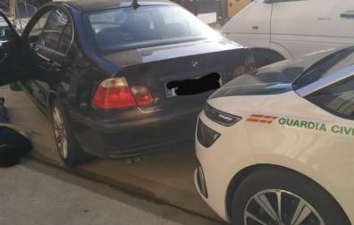 Huye tras intentar arrollar a una patrulla de la Guardia Civil y da positivo después