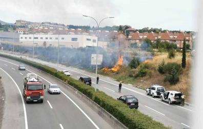 Un incendio declarado junto al British School en Gorráiz se acerca a las piscinas de Olaz