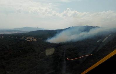 Bomberos trabajan en la extinción de un incendio forestal en Lezaun