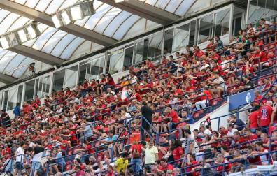 Fotos del búscate en la grada del Osasuna - Eibar
