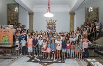Visita al Ayuntamiento de un grupo de niños de Chernóbil que pasan el verano en Navarra