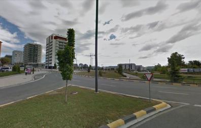 Dos heridos tras perder el control de su moto y caer sobre la vía en Pamplona