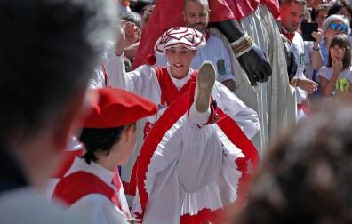 Los gigantes y cabezudos conmemoran en las calles de Pamplona el Privilegio de la Unión