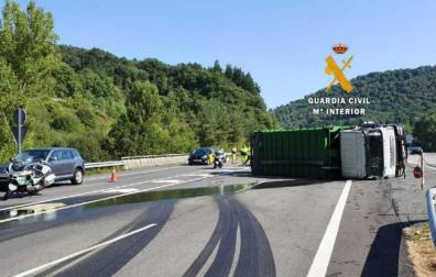 Herido leve al volcar un camión en la A-15, a la altura de Urriza