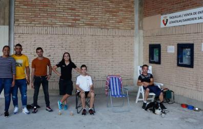 Un grupo de persona pasa la noche en El Sadar para conseguir una entrada del Osasuna-Barcelona