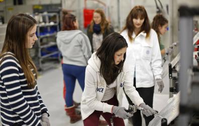Visita de alumnas a Volkswagen Navarra.