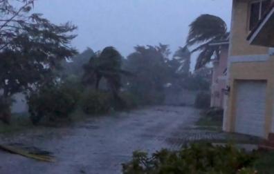 Gran Bahama inundada al paso del huracán Dorian, que deja daños incalculables