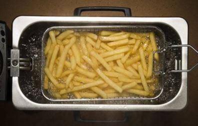 Una freidora con patatas fritas.